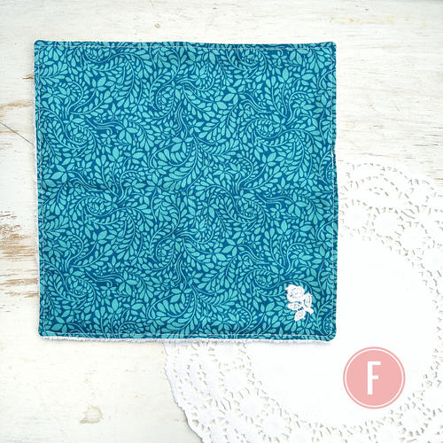 ハンドメイドハンカチリバティ（ルーシーディジー）刺繍コットン、レース