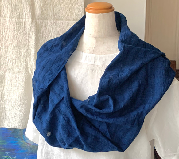 防曬和降溫措施靛藍染色有機棉陰影格子圍巾 第1張的照片
