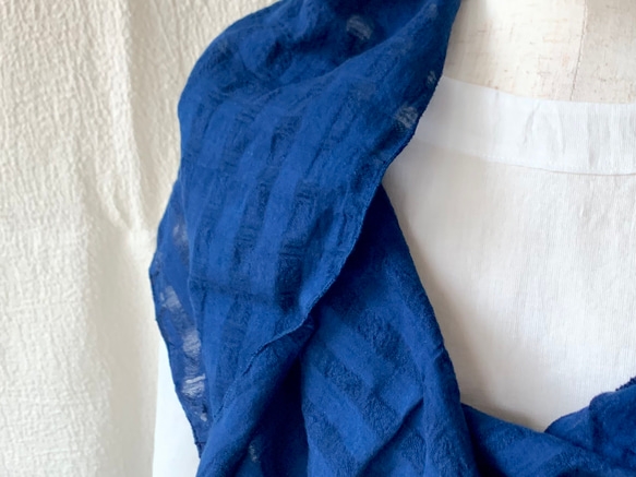 防曬和降溫措施靛藍染色有機棉陰影格子圍巾 第5張的照片