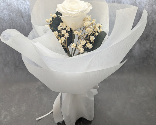 プリザーブドフラワー／白薔薇とかすみ草のふんわり一輪ラッピング