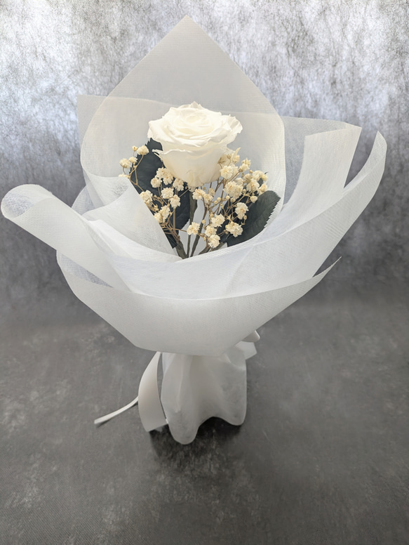 プリザーブドフラワー／白薔薇とかすみ草のふんわり一輪ラッピング