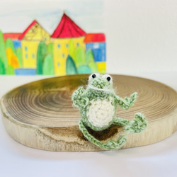 カエル 蛙 あみぐるみ ミニチュア 緑 ブローチ可 ウール糸 夏 かぎ針編み 6枚目の画像