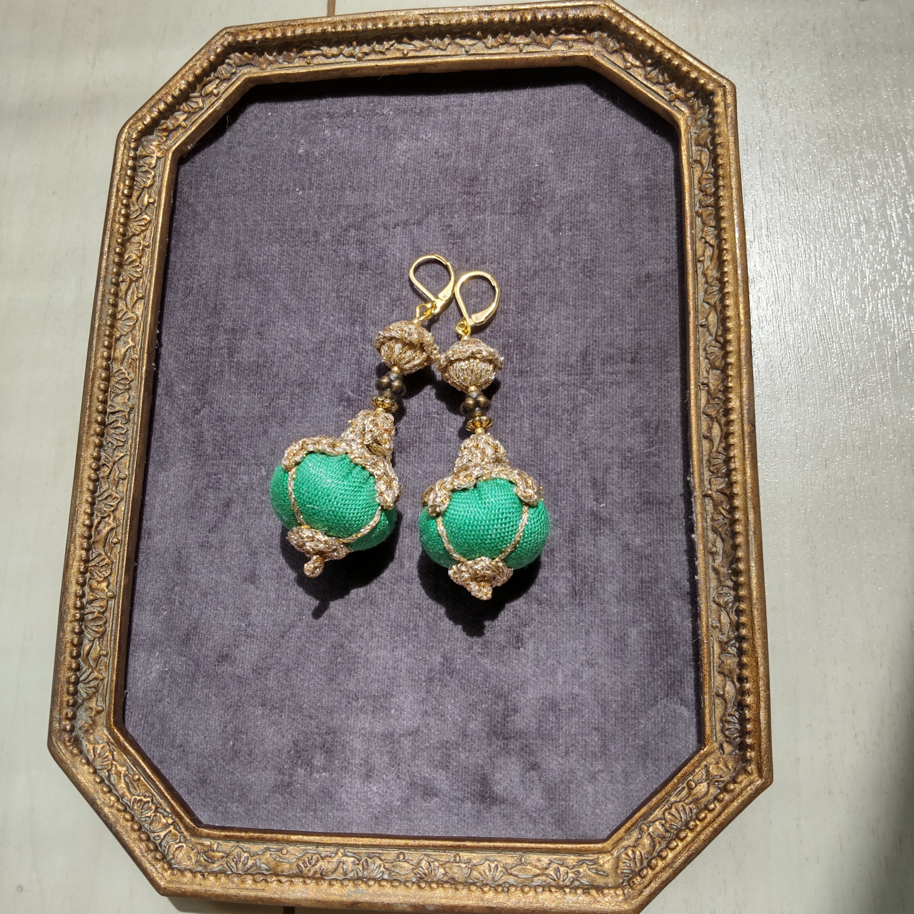 エキゾチックな揺れるランプ型ピアス　＜かぎ針網　　GREEN＞