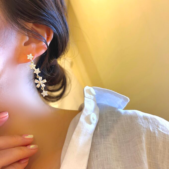 14kgp◆Random flower bijou earrings ランダムフラワービジューイヤリング　樹脂イヤリング 2枚目の画像