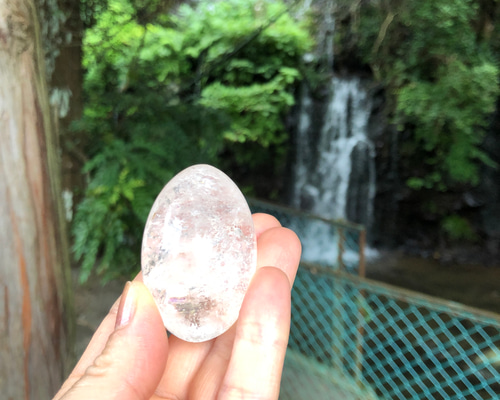 天然水晶☆虹入り！☆瀧川神社にて浄化☆エッグ☆たまご☆握り石