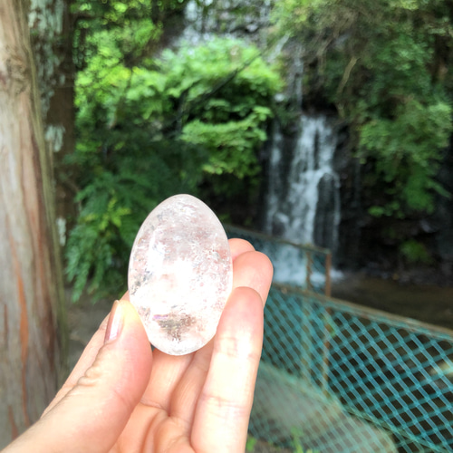 天然水晶☆虹入り！☆瀧川神社にて浄化☆エッグ☆たまご☆握り石