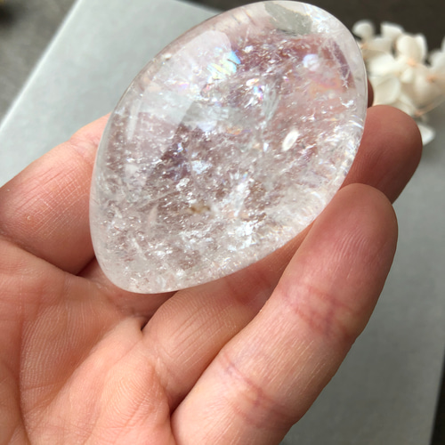 天然水晶☆虹入り！☆瀧川神社にて浄化☆エッグ☆たまご☆握り石