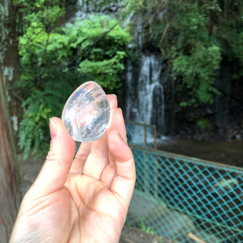 天然水晶☆虹入り！☆瀧川神社にて浄化☆エッグ☆たまご☆握り石