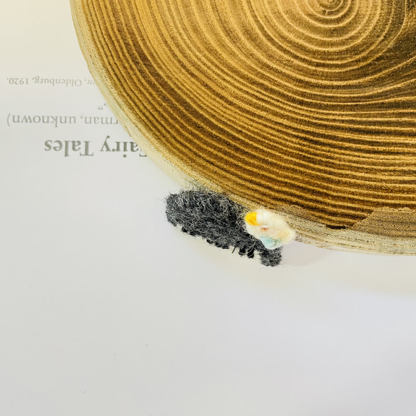 ピアノ 鳥 ブローチ 黒 白 毛糸 かぎ針編み 小鳥 アルパカ糸 4枚目の画像