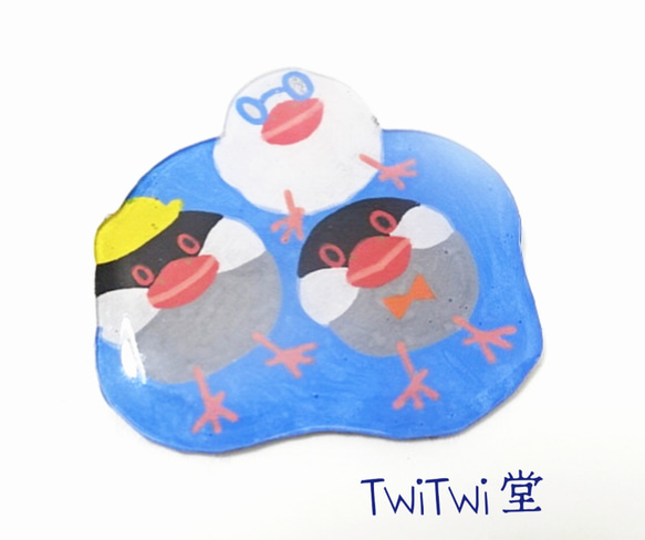 手描きブローチ「文鳥さんトリオ(ブルー)」 1枚目の画像