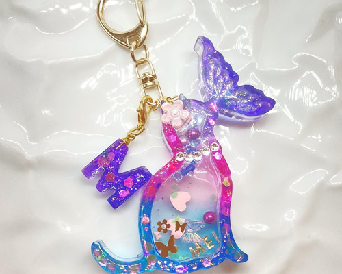 猫と蝶のシャカシャカキーホルダー イニシャルチャーム付き (名入れ可
