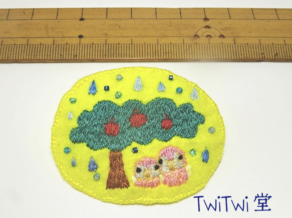 手刺繍ブローチ「雨宿りアキクサインコさん」 4枚目の画像