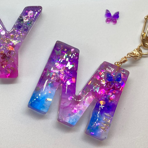 蝶のキラキライニシャルキーホルダー(名入れ可) キーホルダー Meisa