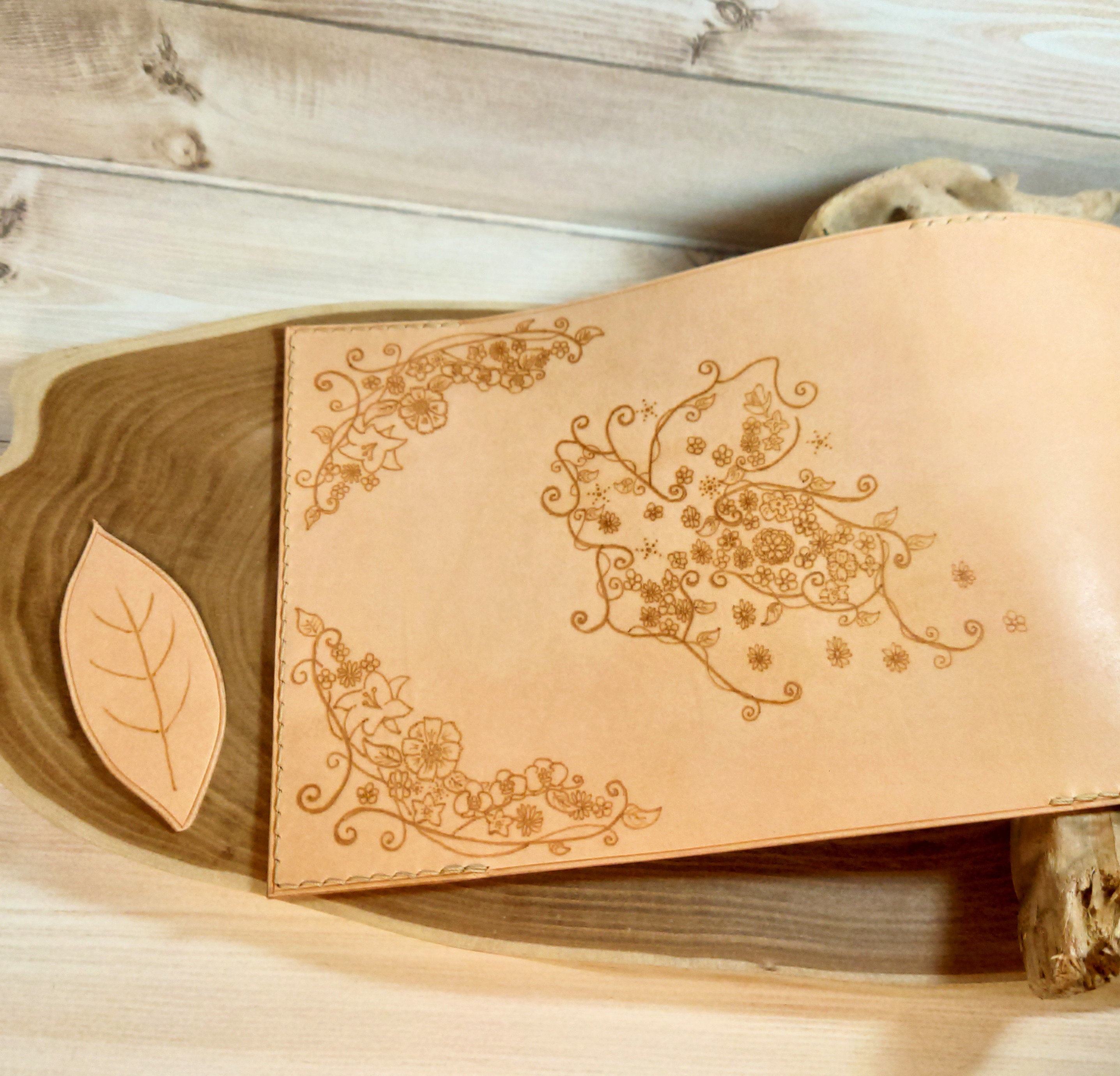 【葉っぱの栞付き】ブックカバー「花と蝶」