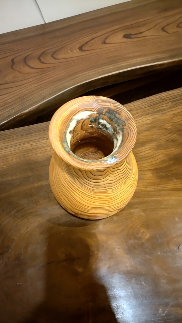 杉の丸太花瓶 4枚目の画像