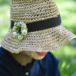 【受注制作2ヶ月】花冠ブローチ　白詰草、廻り咲く（生成り）　　手編み　レース編み 6枚目の画像
