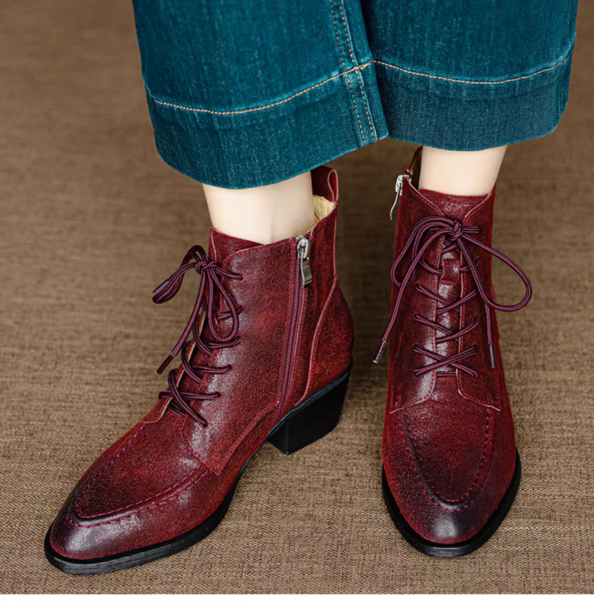 ころんとしたシルエットを上品にまとめた、"最旬"大人ポインテッドトゥブーツ 赤ブーツ レッドブーツ レースアップブーツ