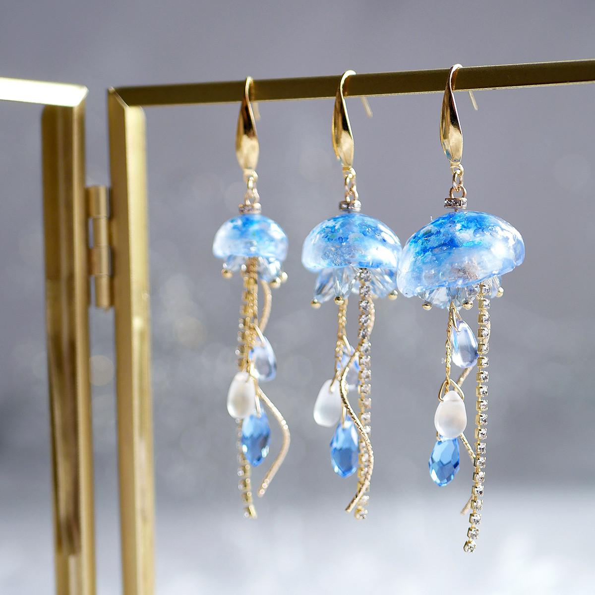 ピアス　青　クラックビーズ　レジン　チャーム　蝶　メンカラ　ビジュー　海　夏　空 ピアス　青　クラックビーズ　レジン　チャーム　蝶　メンカラ　ビジュー　海　夏　空