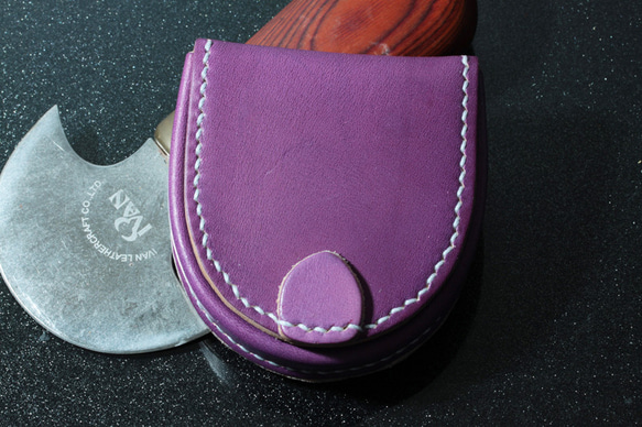 新カラーヌメ革極厚手染紫限定1点コインケース小銭入れ（馬蹄型）半円