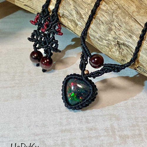 宝石質ブラックオパールとサファイアのマクラメネックレス 宝石質