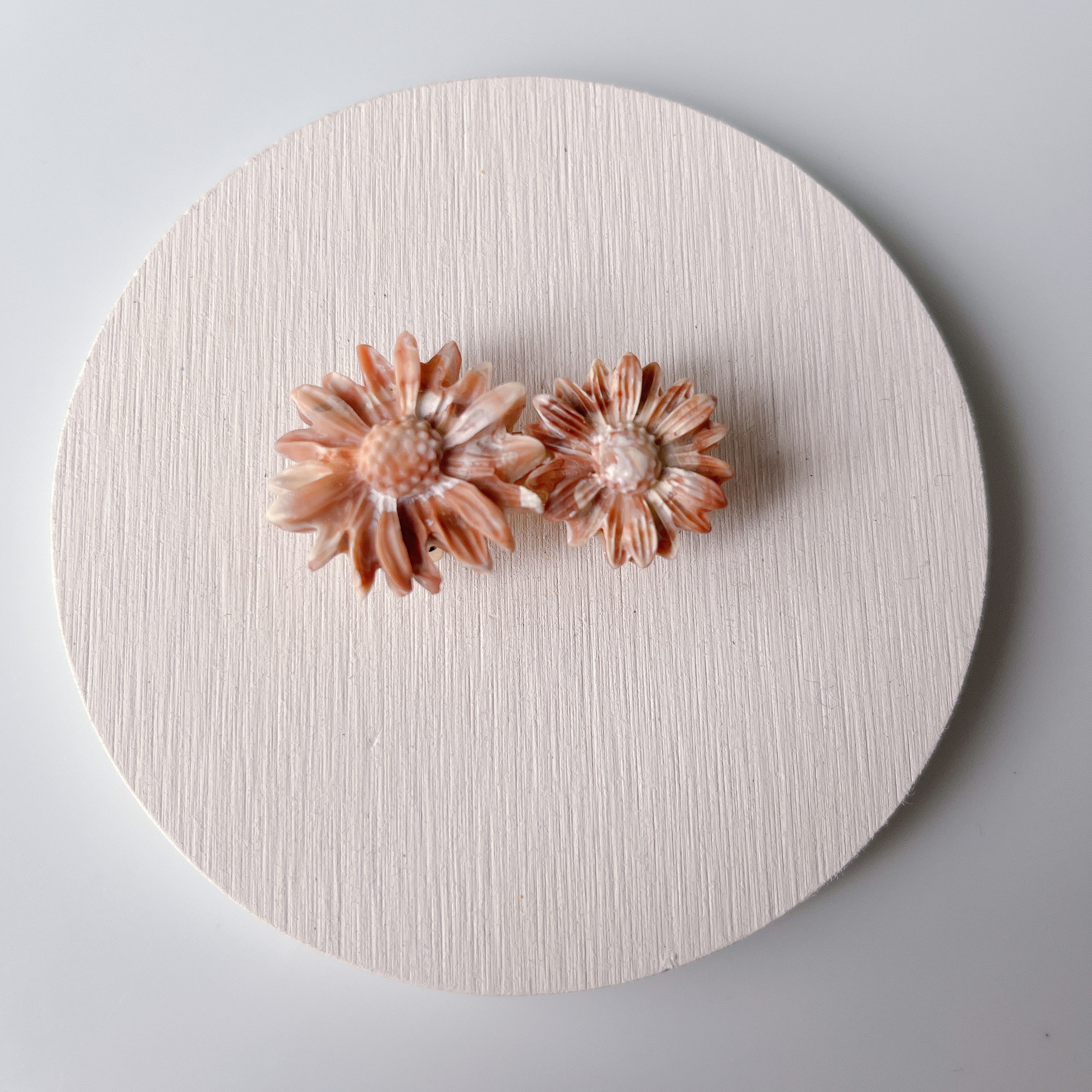 帯留め帯飾り「なごり雪」＊ポリマークレイ 二連花の帯留め ポリマークレイ beige 帯留め Luce 通販 16009536