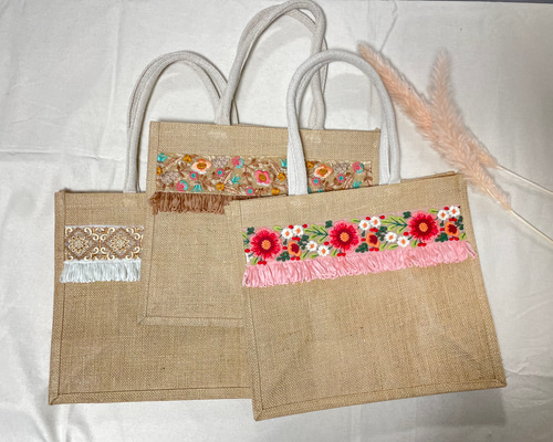 インド刺繍 ジュートバッグ ベージュフラワー タッセル付 インド刺繍 ジュートバッグ ベージュフラワー タッセル付
