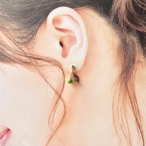 リスとどんぐり拾い ピアス／イヤリング ピアス（スタッド・一粒