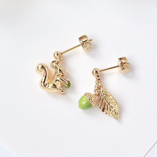 リスとどんぐり拾い ピアス／イヤリング ピアス（スタッド・一粒