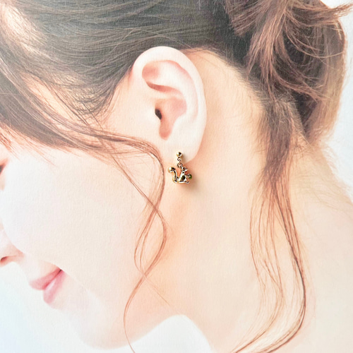 再販☆❤️ どんぐり　リス　秋　チェーン　ピアス　イヤリング　ハンドメイド リスとどんぐり拾い ピアス／イヤリング ピアス（スタッド・一粒