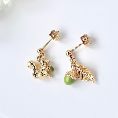 リスとどんぐり拾い ピアス／イヤリング ピアス（スタッド・一粒