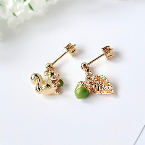 リスとどんぐり拾い ピアス／イヤリング ピアス（スタッド・一粒