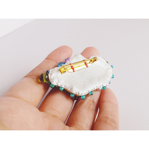 Have a nice day 』ビーズ刺繍ブローチ ブローチ Saori.mo 通販
