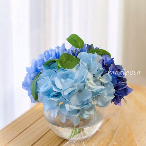 紫陽花・ 3色の青アジサイとグリーンを楽しむグラスアレンジ～透明感と
