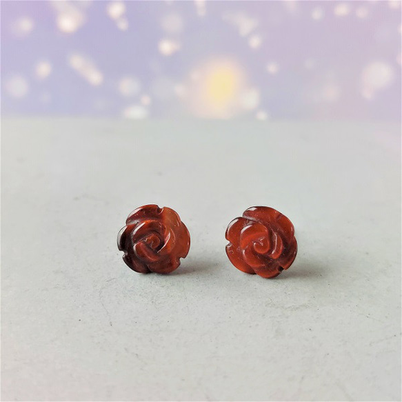 【再入荷】８ｍｍ レッドタイガーアイ 薔薇の彫刻ピアス 【金属アレルギー対応】　AP-＃290 1枚目の画像