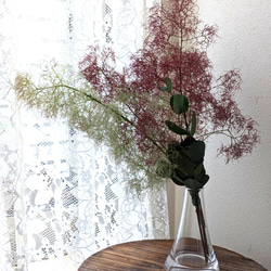 【予約販売】【早割】すぐに飾れる！バイカラーが素敵なふわふわスモークツリーの花瓶付きアレンジメント 2枚目の画像