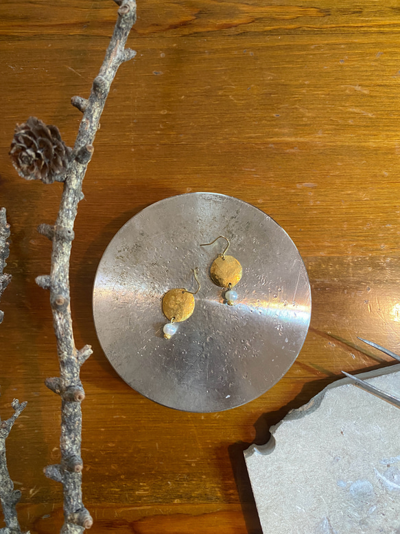 真鍮ピアス　円➕淡水パール 8枚目の画像