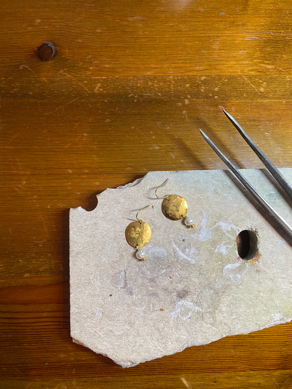 真鍮ピアス　円➕淡水パール 7枚目の画像