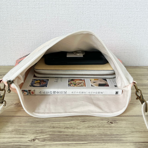 Ursula様　サコッシュ　ハンドメイド　猫柄 サコッシュ 猫 3兄弟 猫柄 ポシェット ポーチ 斜め掛け 布バッグ