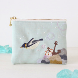 海を泳ぐペンギン　刺繍ポーチ　［受注制作］ 1枚目の画像