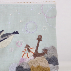 海を泳ぐペンギン　刺繍ポーチ　［受注制作］ 3枚目の画像