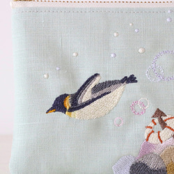 海を泳ぐペンギン　刺繍ポーチ　［受注制作］ 2枚目の画像