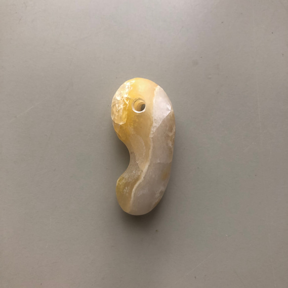 レア！ 北海道然別産蛍光オパール 勾玉 ペンダントトップ 七風世界