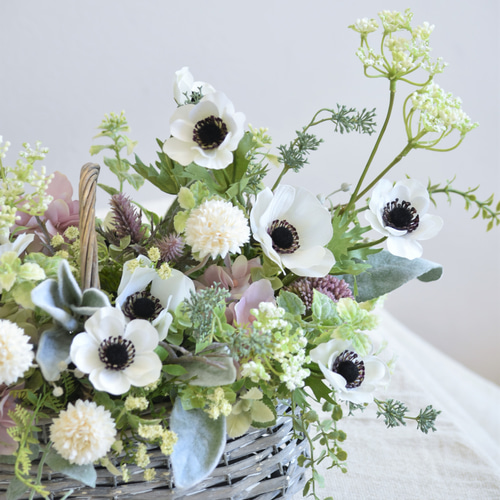 限定1点】アネモネ(ホワイト)を使ったバスケットアレンジメント