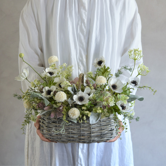 限定1点】アネモネ(ホワイト)を使ったバスケットアレンジメント