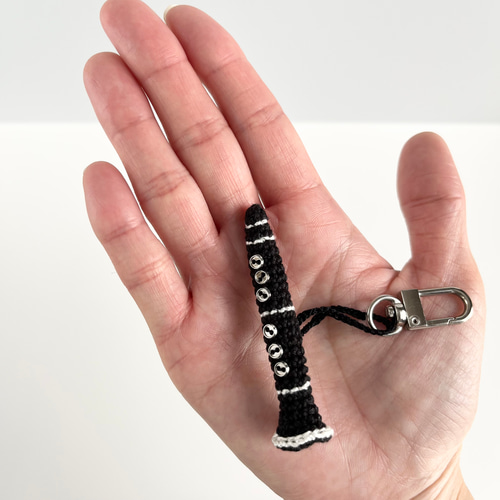 【2776】クラリネット アナベルやカラミンサ入りのホワイトオーバルキーホルダー ミラーチャーム オーバル ウサギ ハート クマ プリント 柄