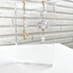 手染め　傘と雨に濡れる花　(blue)、(white) 雨粒　梅雨　つまみ細工　ピアス/イヤリング 2枚目の画像