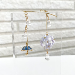 手染め　傘と雨に濡れる花　(blue)、(white) 雨粒　梅雨　つまみ細工　ピアス/イヤリング 6枚目の画像