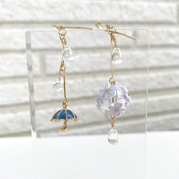 手染め　傘と雨に濡れる花　(blue)、(white) 雨粒　梅雨　つまみ細工　ピアス/イヤリング 6枚目の画像