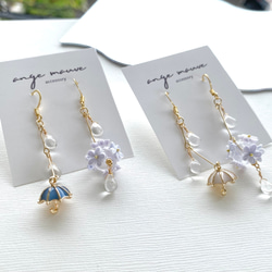 手染め　傘と雨に濡れる花　(blue)、(white) 雨粒　梅雨　つまみ細工　ピアス/イヤリング 1枚目の画像