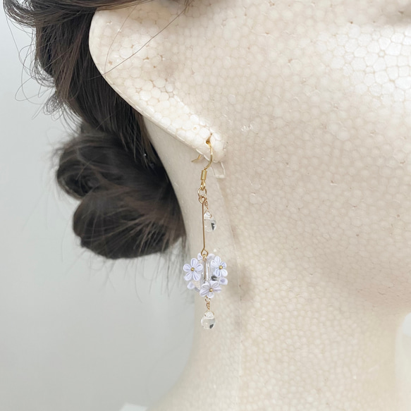 手染め　傘と雨に濡れる花　(blue)、(white) 雨粒　梅雨　つまみ細工　ピアス/イヤリング 9枚目の画像